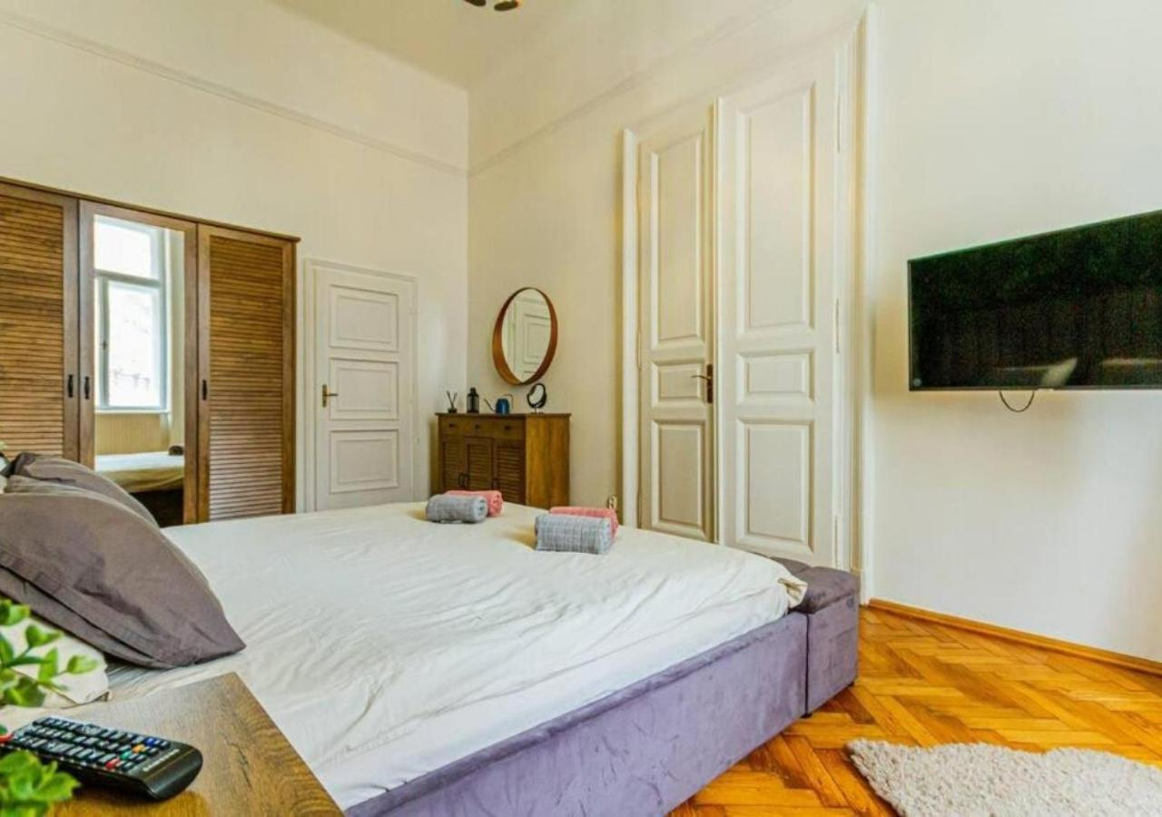 Luxury Apartment By The Famous Vaci Street Budapest Bagian luar foto