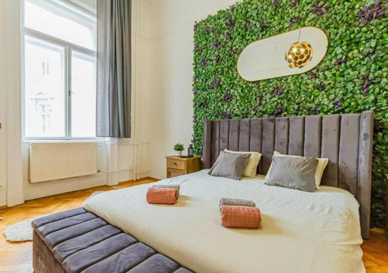 Luxury Apartment By The Famous Vaci Street Budapest Bagian luar foto