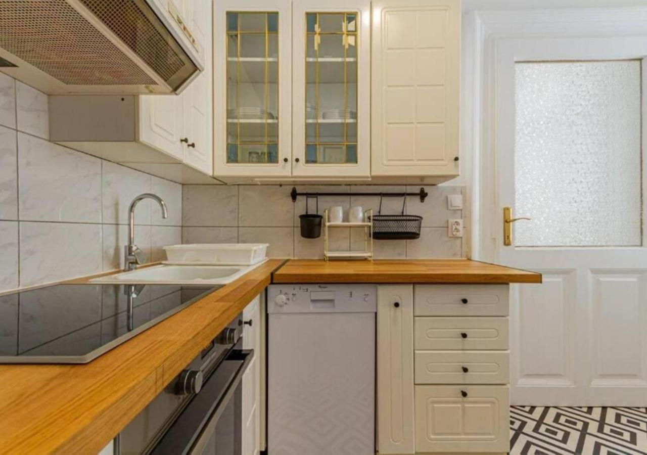 Luxury Apartment By The Famous Vaci Street Budapest Bagian luar foto